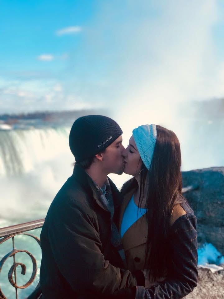 Leon and Annalyse kissing in front of the mist at Niagara Falls